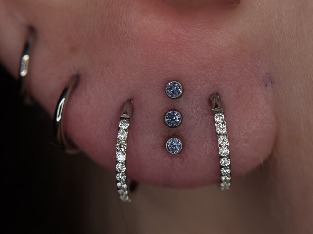 composizione sul lobo piercing a olbia